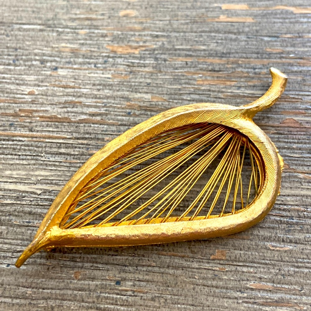 Vintage Art Nouveau Style Gold Tone Alloy Leaf Broach
